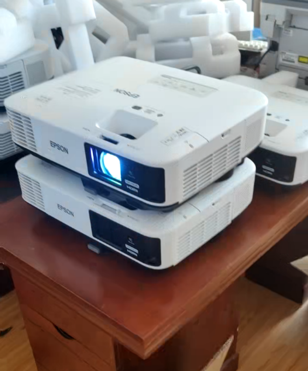 Epsons EB-2250u Smart Wireless 4K Ultra HD 2K LED 3D DLP Projector 5500 Lumens Portable Office Living Room Outdoor Cinema US